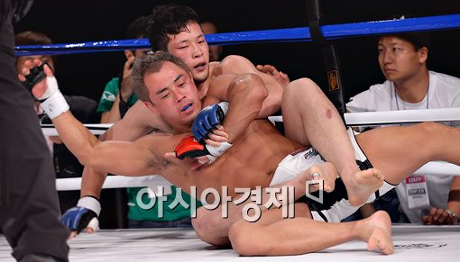 [포토]김종만-한성화, 땀 범벅인채로 뒤엉겨~