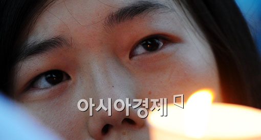 [포토]아이의 눈에 비친 촛불