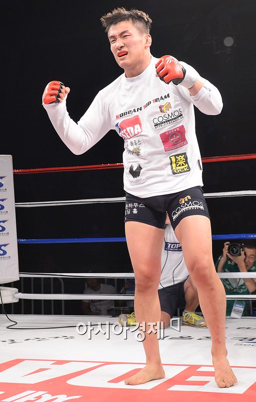 [포토]방태현, 엘보 파운딩에 의한 레퍼리 스톱 승