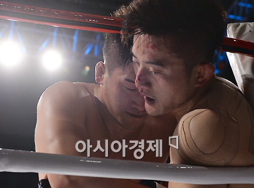 [포토]방태현, 황주동 다운시킨 강력한 엘보 공격