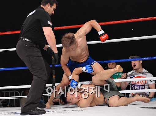 [포토]'TOP FC' 양동이, 반달킥 파운딩에 의한 레퍼리 스톱 승!