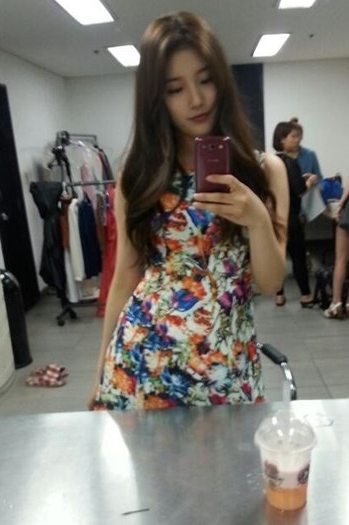 수지 거울 셀카, 긴 생머리+뽀얀 피부 '청순함 물씬~'