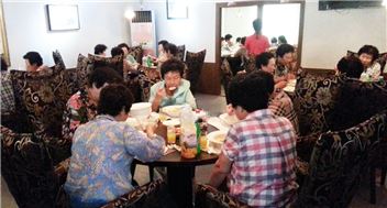 강진 풍경식당, 독거노인 모시고 따뜻한 점심식사 대접