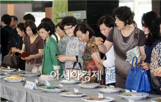 [포토]전통음식 관람하는 주민들 