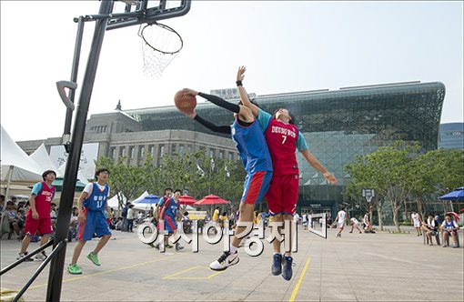 [포토]서울 한복판에서 농구를 하다