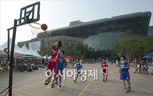 [포토]서울광장에서 즐기는 농구대회
