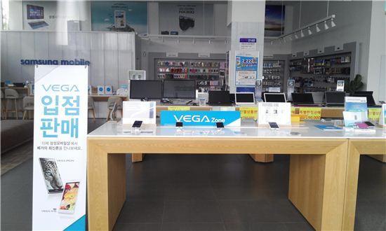 삼성전자는 1일부터 삼성모바일샵에서 '베가 존(VEGA Zone)'을 운영하며 팬택 스마트폰을 진열, 판매한다.