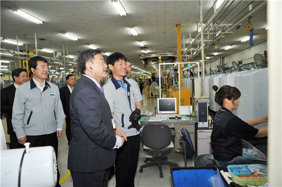 김준기 동부그룹 회장, 동부대우전자 광주공장 찾아 임직원 격려