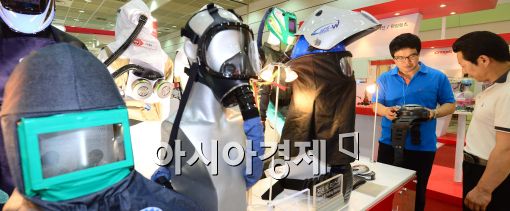 [포토]산업용 방독면 둘러보는 관람객