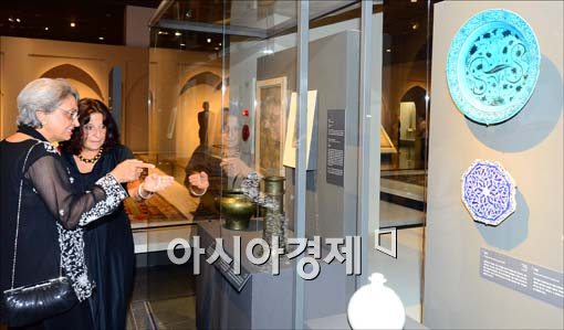 [포토]전시품 살펴보는 관광객들