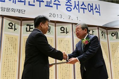 구자경 LG 명예회장(오른쪽)이 1일 여의도 LG트윈타워에서 개최된 '연암해외연구교수 증서수여식'에서 포항공대 신소재공학과 김형섭 교수(왼쪽)에게 증서를 수여하고 있다.

