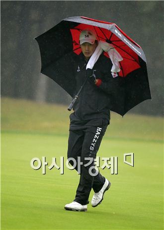 장마철 골프 "우산을 활용하라~"