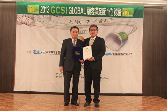 할리스커피는 2일 일본능률협회컨설팅이 주관하는 '2013 글로벌 고객만족도(GCSI)' 조사에서 커피전문점 부문 1위를 차지했다고 밝혔다. 이날 행사에는 신상철 할리스커피 대표(사진 오른쪽)이 참석해 직접 수상했다.