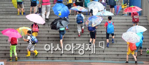 [포토]장맛비 속 우산 꽃이 피었습니다