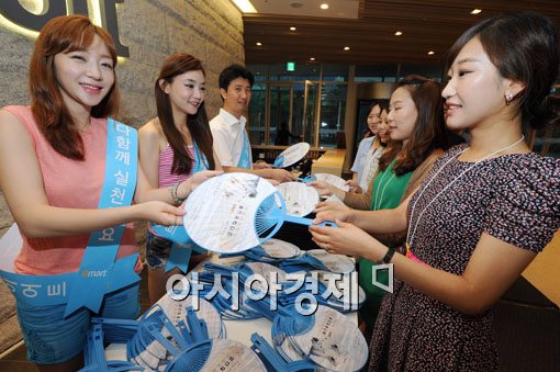 [포토]더운 여름, 부채로 이기세요 