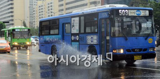 [포토]물 튀기는 버스