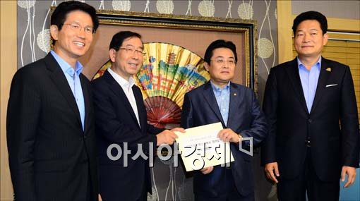 [포토]전병헌 원내대표와 3개 시도지사, 공동합의문  전달