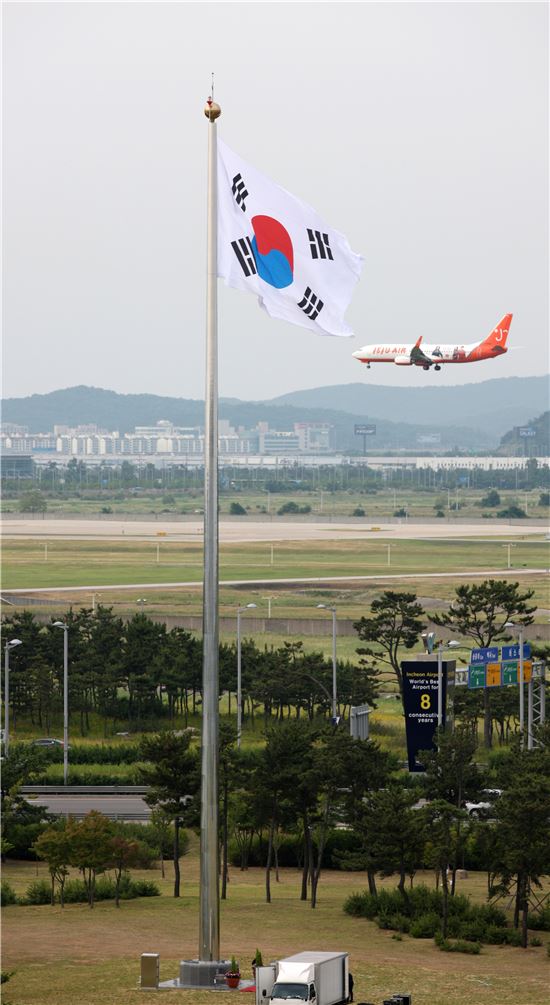 인천공항에 높이 45m 규모 대형 태극기 걸렸다
