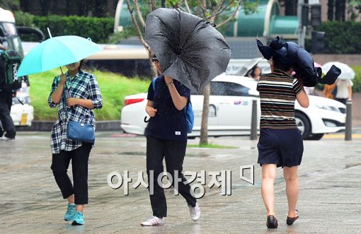 [포토]우산, 꼭 붙잡으세요 