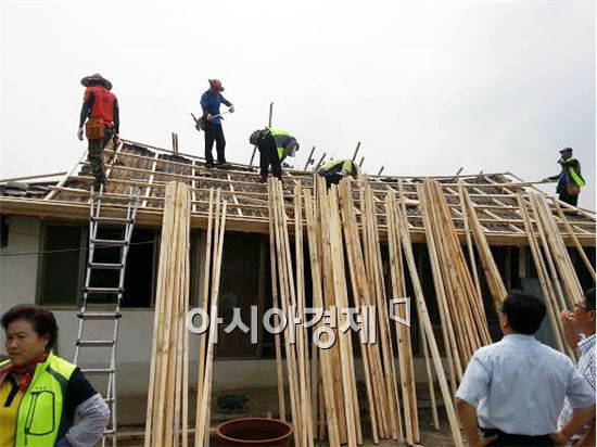 장흥군 서포터즈 봉사단과 연계 저소득 가정 집수리