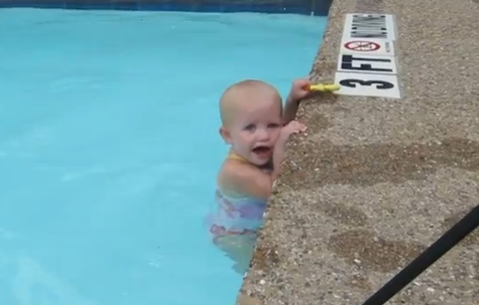 혼자 수영하는 16개월 아기 영상 화제