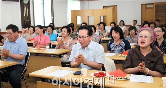 [포토]노희용 광주시 동구청장, 노래교실 통해 주민들과 소통