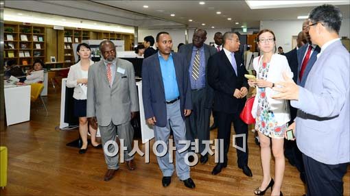 [포토]아프리카 5개국 장차관, 서울도서관 방문