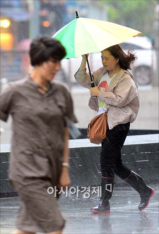 [포토]갑작스런 비바람 속에