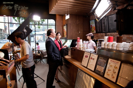 ▲SBS드라마 '너의 목소리가 들려'에는 주인공들이 자주 찾는 커피전문점으로 할리스커피가 등장해 PPL로 간접광고를 하고 있다.