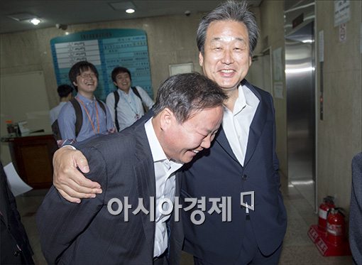 [포토]어깨동무하는 김무성·김재원