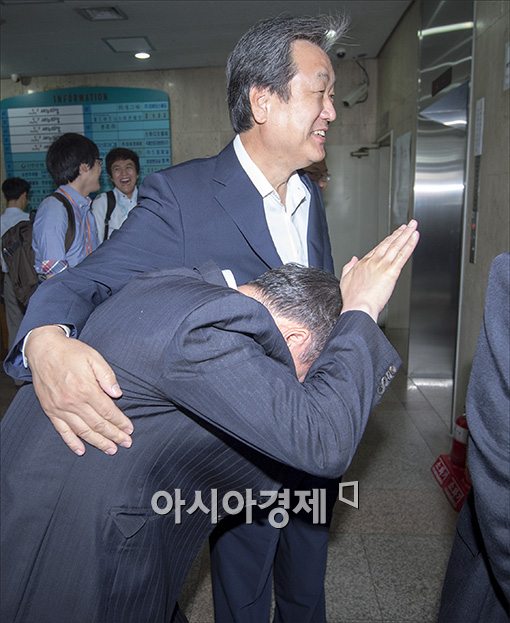 [포토]김무성 의원 스킨쉽이 부끄러운 김재원 의원