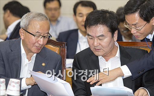 [포토]자료보는 현오석·신제윤