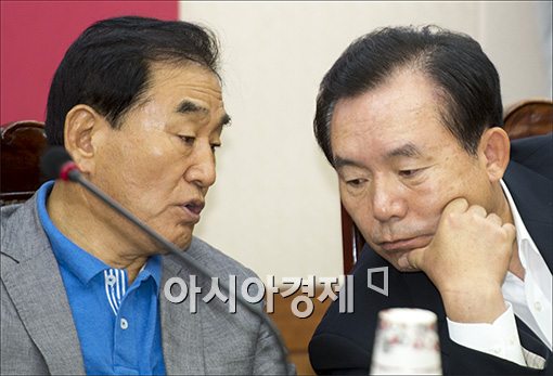 [포토]속닥이는 이재오·이인제