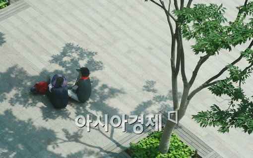 [포토]가로수 그늘에서 도란도란 