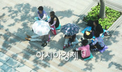 [포토]햇볕은 쨍쨍! 그늘에서 도란도란!