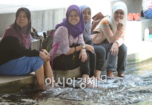 [포토]청계천의 매력에 빠진 외국인 관광객들 