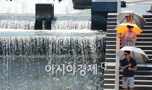 [포토]어제는 우산 오늘은 양산 