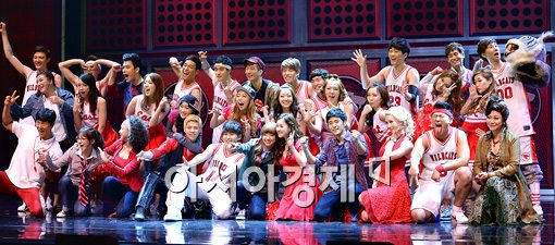 [포토]힘찬 파이팅 외치는 뮤지컬 '하이스쿨뮤지컬' 주역들