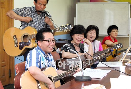 [포토]통기타 치는 노희용 광주시 동구청장