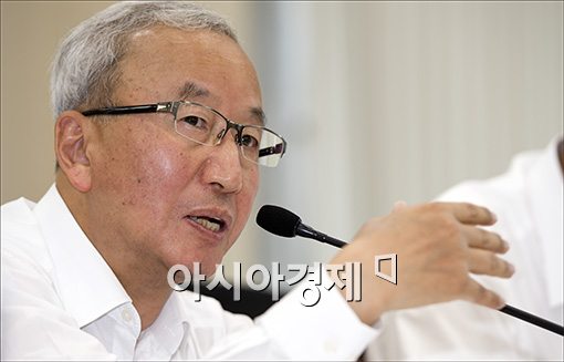 [포토]답변하는 현오석 부총리