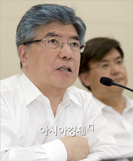 [포토]답변하는 김중수 한은 총재