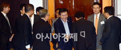 [포토]입장하는 신제윤 금융위원장