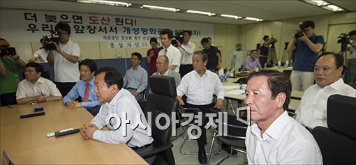 [포토]정부 발표 지켜보는 개성공단 기업인들