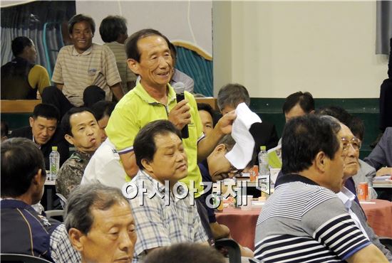 함평군은 민선5기 출범 3주년 맞아  4일 오후 나산초등학교 체욱관에서 '나산면민과 만남'을 개최했다. 이날  한 주민이 안병호 함평군수에게 질문을 하고있다. 노해섭 기자 nogary@