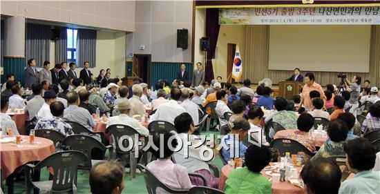 함평군은 민선5기 출범 3주년 맞아  4일 오후 나산초등학교 체욱관에서 '나산면민과 만남'을 개최했다. 이날  안병호 함평군수가 주민들에게 군 실과소장을 소개하고있다. 노해섭 기자 nogary@