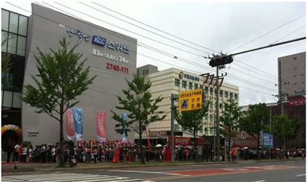 지난달 28일 개관한 '양학산 KCC 스위첸' 견본주택에서 300m가 넘는 방문행렬이 이어졌다.