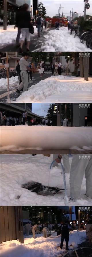 흰 거품 뒤덮인 도쿄(출처 : 아사히신문 유튜브 영상 캡쳐)