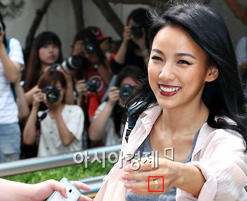 [포토]'결혼발표' 이효리, 심플한 커플링 '눈길'