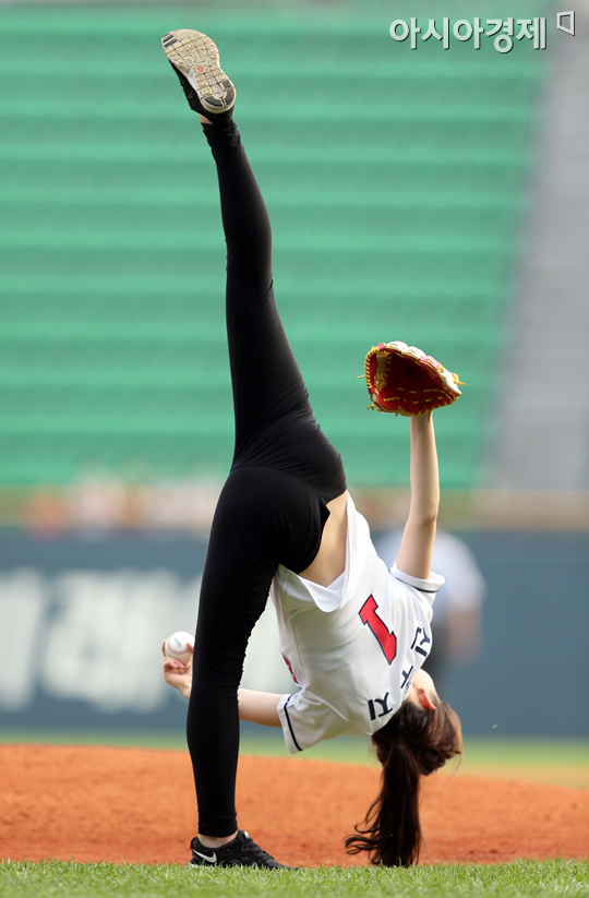 [포토] 신수지 '하늘 향해 쭉 뻗은 다리'