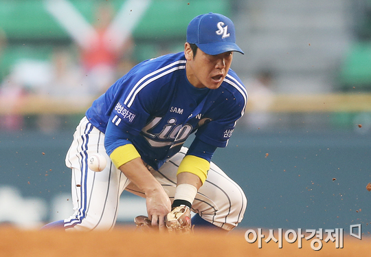 [포토] 실책 범하는 조동찬 '어이쿠'